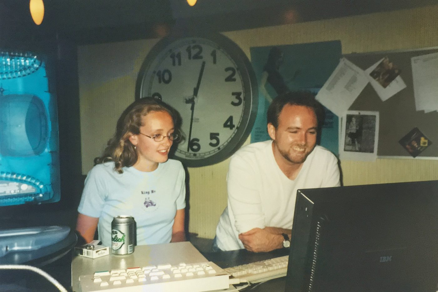 Achter de computer, in een King Me-shirt